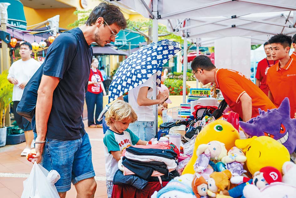 黃金海岸商場舉辦環保市集，有居民參與擺檔。