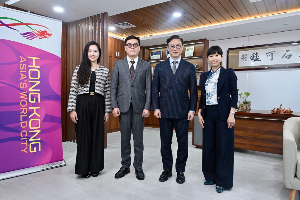 律政司副司長張國鈞早前到印尼訪問，期間到訪當地一戶家喻戶曉的雪糕品牌艾雪（Aice）的總部，並與集團總裁王嘉成進行交流。政府新聞處圖片