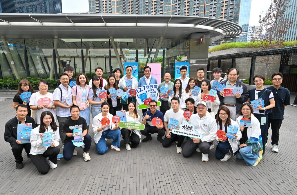 黃偉綸聯同九龍城民政事務專員蔣志豪、九龍城區青年發展及公民教育委員會一眾青年,宣傳立法會選舉投票。黃偉綸FB圖片 黃偉綸聯同九龍城民政事務專員蔣志豪、九龍城區青年發展及公民教育委員會一眾青年,宣傳立法會選舉投票。黃偉綸FB圖片