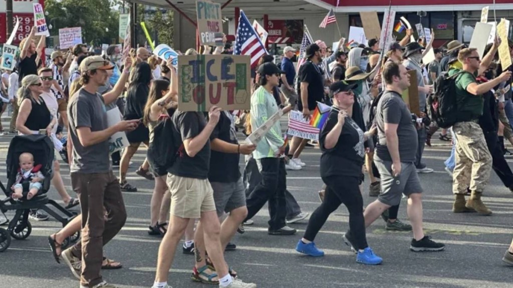 美国各地爆发反侵游行,暴力事件不断。美联社 美国各地爆发反侵游行,暴力事件不断。美联社