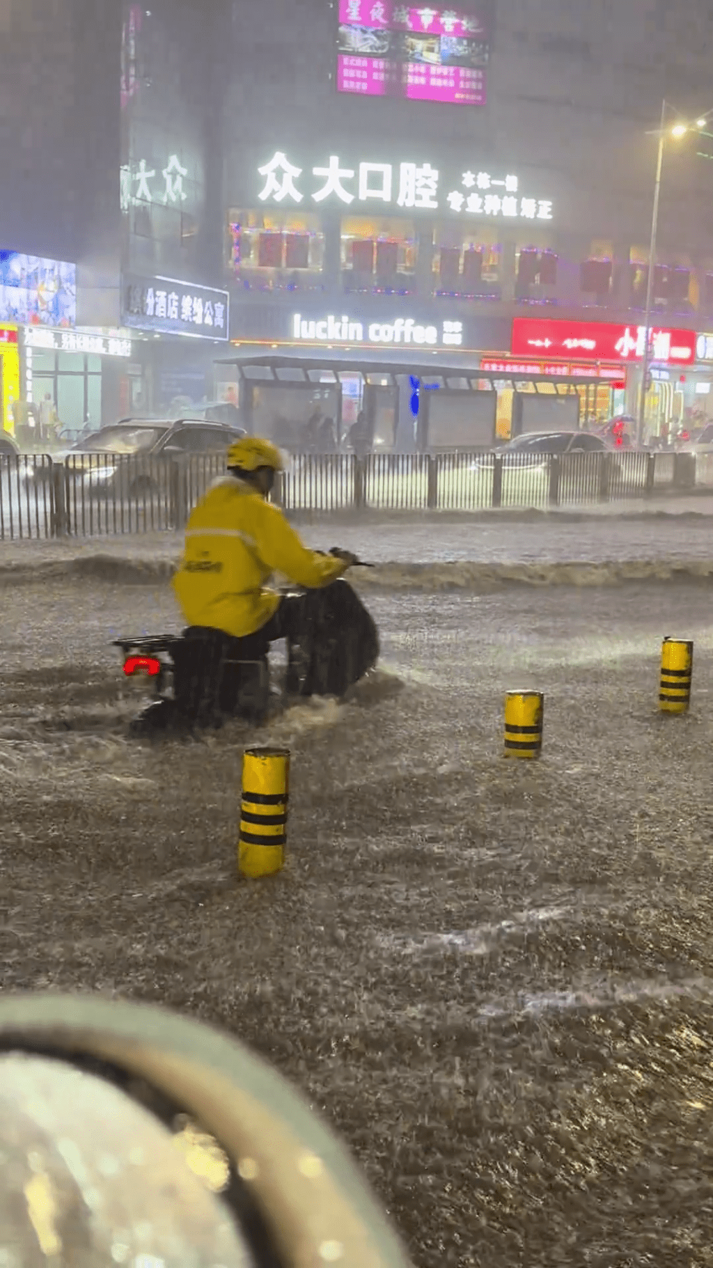 深圳暴雨预警信号6日连升两级，龙华积水逾60厘米，马路卷起浪花。  抖音