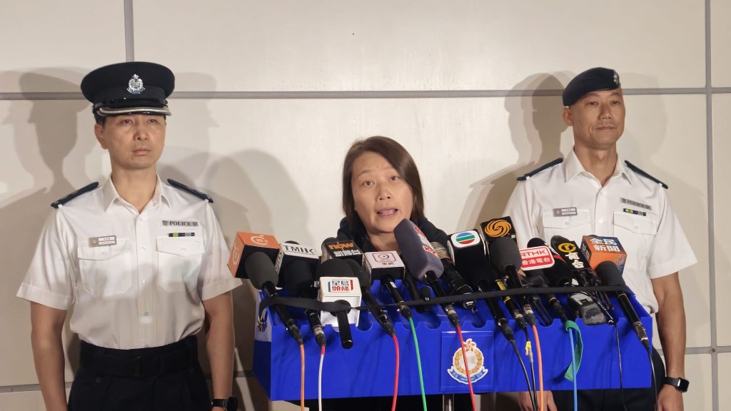 警方於晚上11時許見記者，屯門警區副指揮官黃浩瀚（左）、新界北總區刑事部高級警司鍾麗詒（中）、及新界北總區衝鋒隊警司李漢民，向傳媒簡報案情。黎志偉攝
