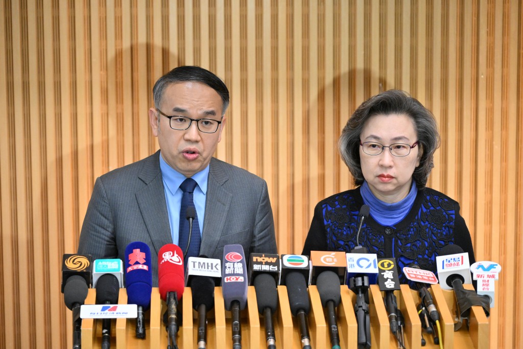 財經事務及庫務局局長許正宇（左）及公務員事務局局長楊何蓓茵（右）。
