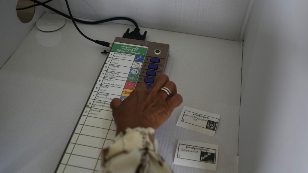 緬甸大選｜選委會職員及義工在仰光一個票站測試電子投票機。 美聯社