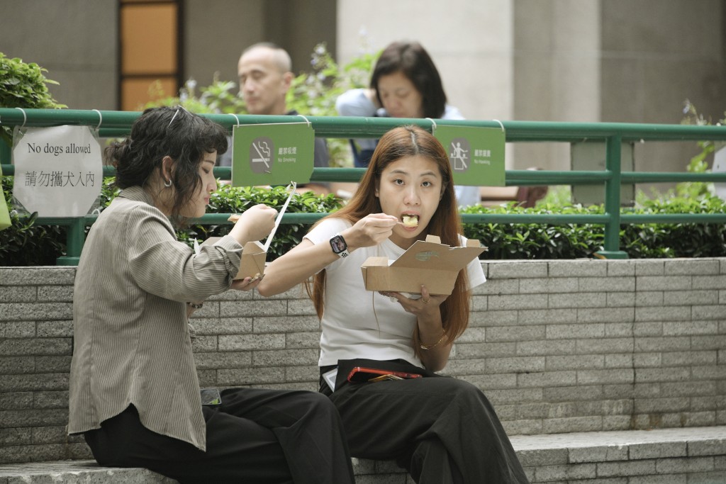 走塑4.22开始实施，市民捧著纸餐盒在公园食外卖。陈浩元摄