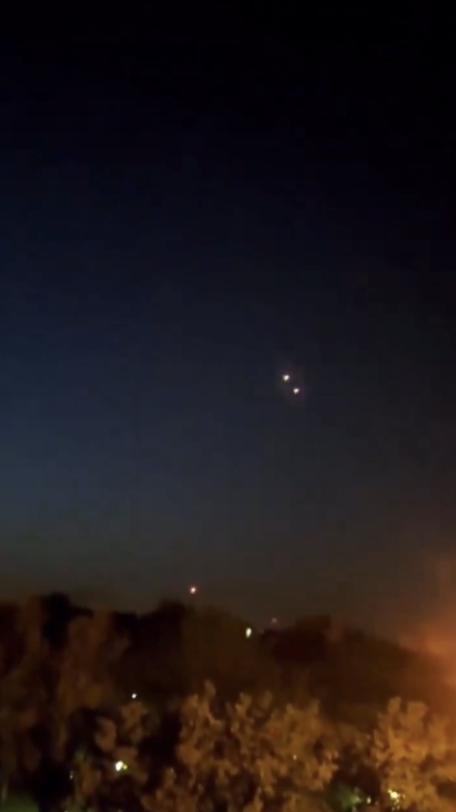 網傳影片指伊朗伊斯法罕和納坦茲附近被以軍轟炸，天空中火光閃動。 X