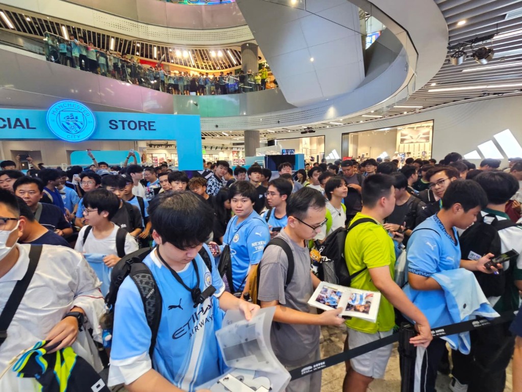 曼城球星及名宿現身與球迷互動，設有曼城比賽日球迷專區、經典獎盃展示。
