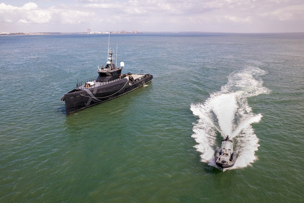 英國海軍測試從遠距離控制一艘無人艇。 路透社