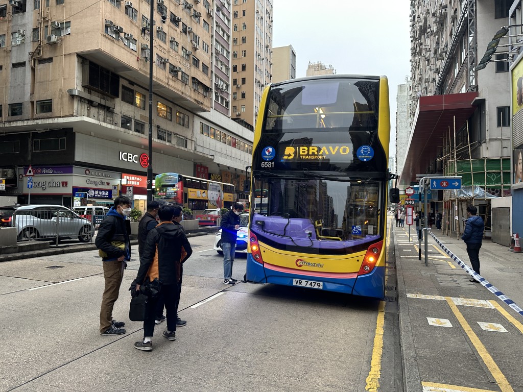 探員今晨仍在圍封巴士周圍搜證。(梁國峰攝)