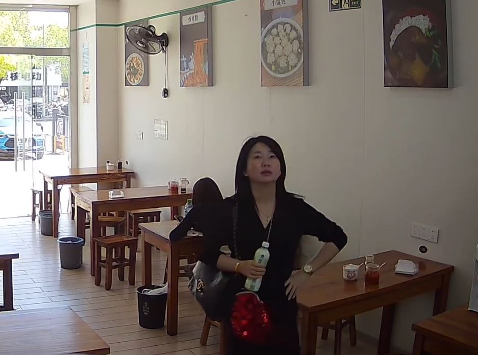 上海缺德女將污穢紙巾塞入店家的辣椒油瓶內，遭網民起底。微博＠1024專員