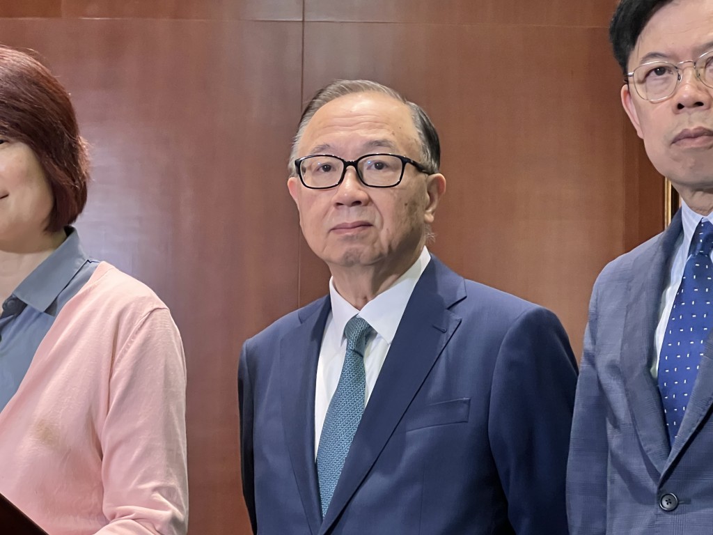 「班長」廖長江(中)補充,議員要說甚麼不一定要在告別議案中提及,可以有其他方法。郭詠欣攝 「班長」廖長江(中)補充,議員要說甚麼不一定要在告別議案中提及,可以有其他方法。郭詠欣攝