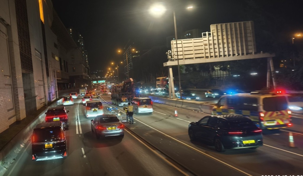 正值收工時間，意外後現場交通擠塞。FB：工友@小心駕駛,安全車速,溫馨提示