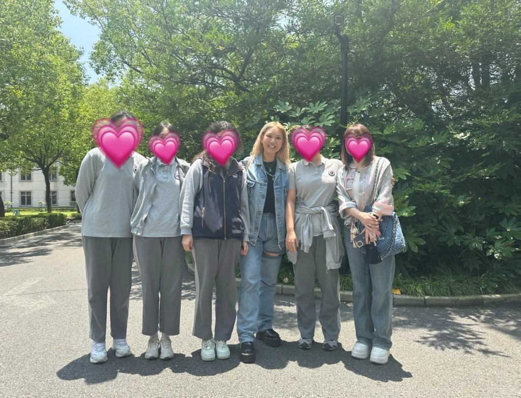 鄭欣宜去年到上海時曾到訪媽媽的母校。