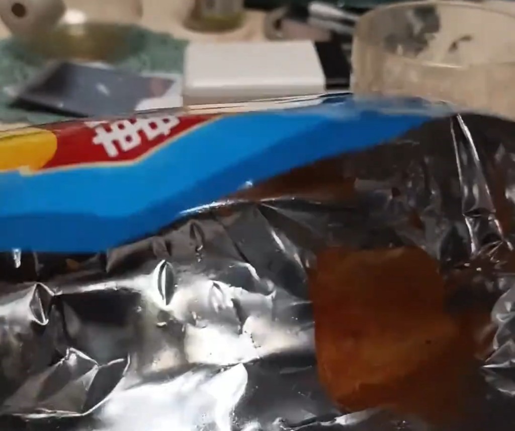 博主打開包裝後,只看見一片薯片。紅星新聞 博主打開包裝後,只看見一片薯片。紅星新聞