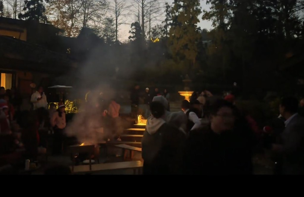 聖誕點火期間疑有人倒入酒精，導致3遊客變火人。抖音@Miss菲