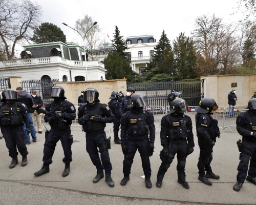 捷克防暴警員在俄羅斯駐當地使館外戒備。AP圖片