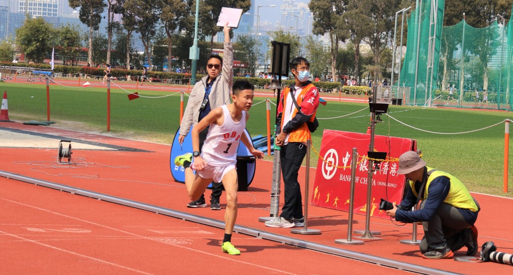 拔萃男書院的區皓駿打破男丙1500米大會紀錄。 本報記者攝