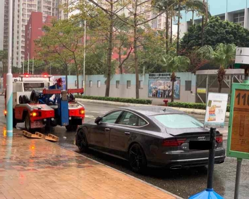警方拖走6輛造成嚴重阻塞的違例停泊車輛。圖:警方提供