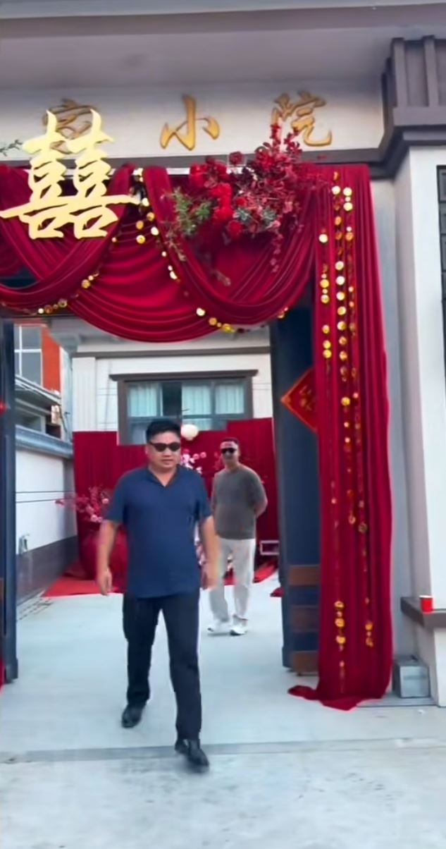 9人组成的河南“彩虹舅舅团”在网上成为焦点。