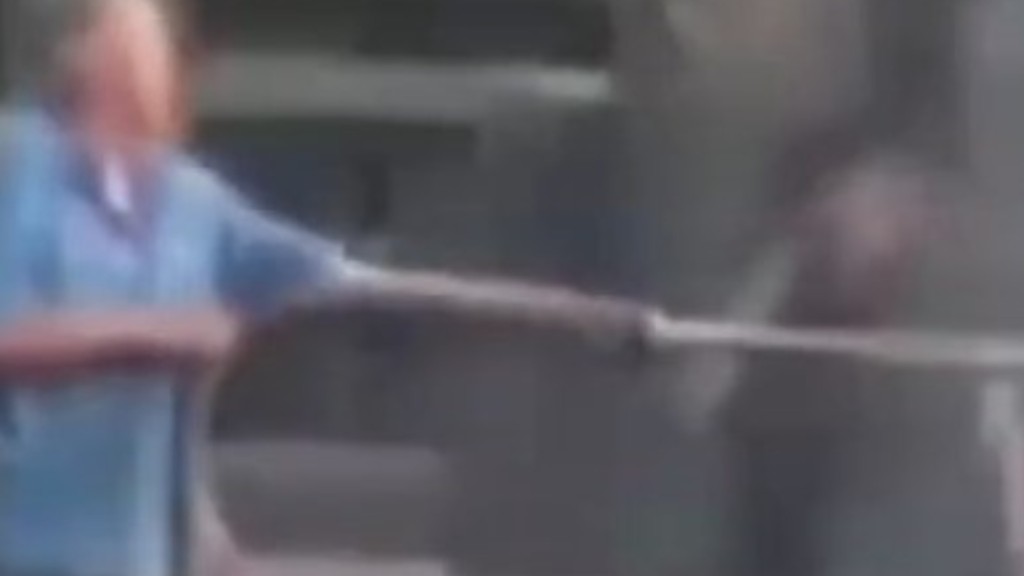 網上流傳影片見有人向家屬射水。 網上流傳影片見有人向家屬射水。