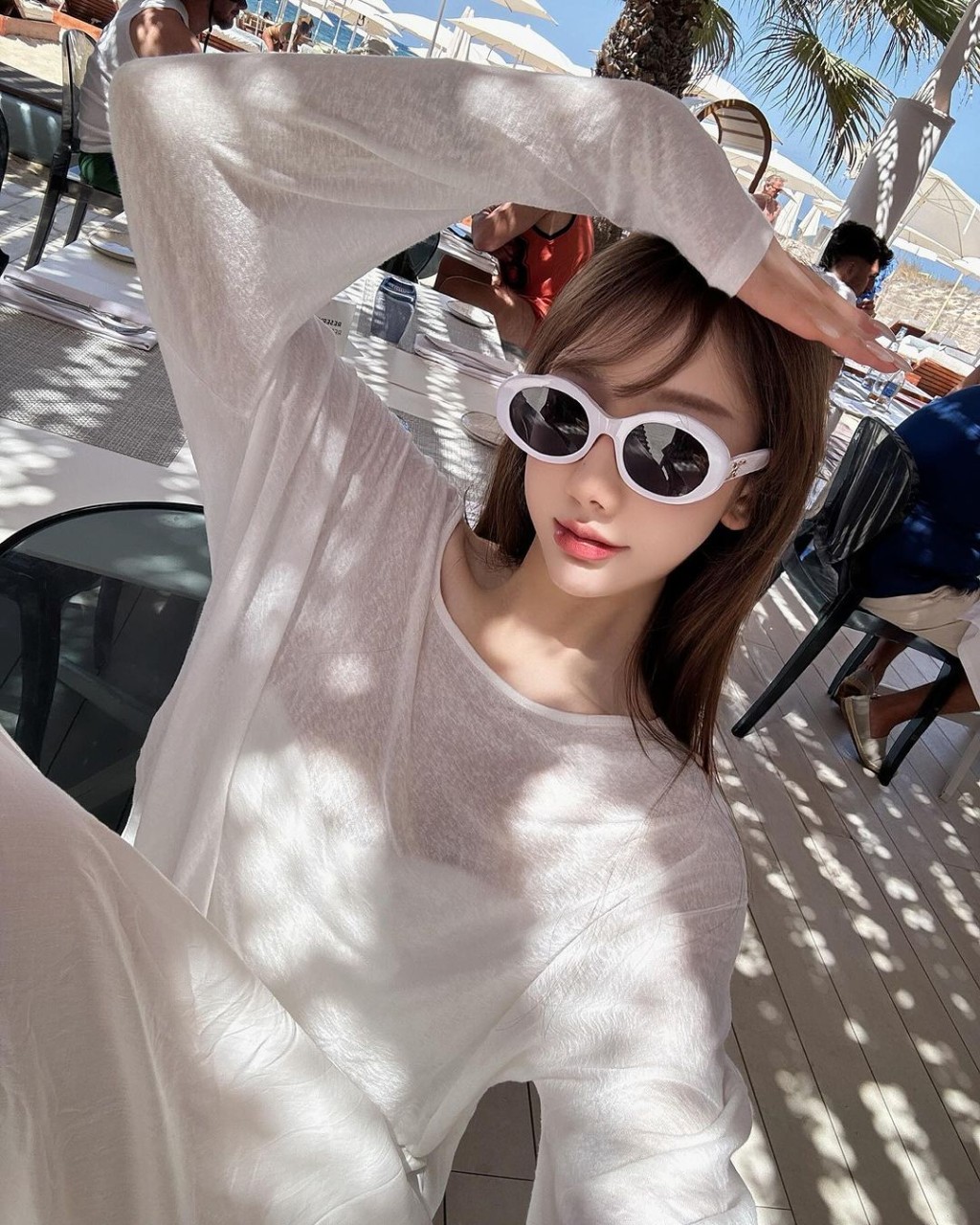 照片中可見Cammi換上多套服裝,分別是一套藍白條紋的比堅尼、白色吊帶連身裙、白色長袖防曬衣,在沙灘上擺出不同誘人姿勢。