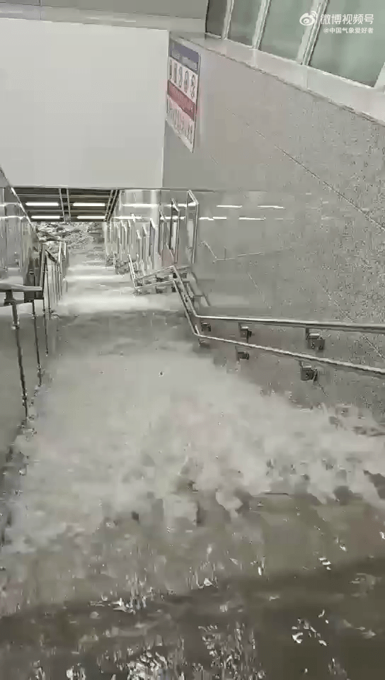 贵阳暴雨灌进地铁，楼梯间如「激流」。