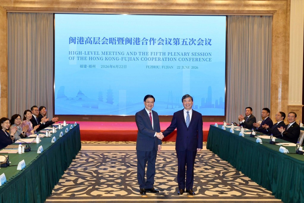 李家超(左)與福建省委書記周祖翼(右)在會議上合照。 李家超(左)與福建省委書記周祖翼(右)在會議上合照。