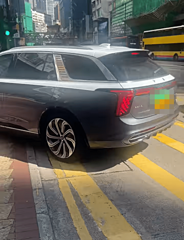 涉事掛中港牌私家車駛上行人路。網圖