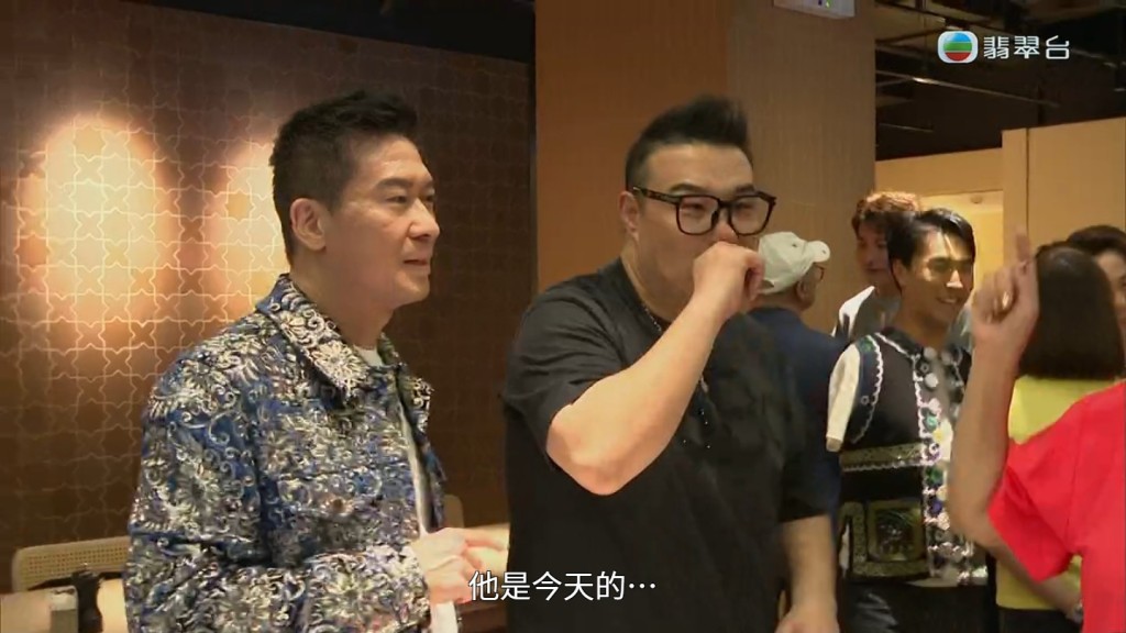 劉洋在慶功宴上獲評審封決賽夜MVP。 劉洋在慶功宴上獲評審封決賽夜MVP。