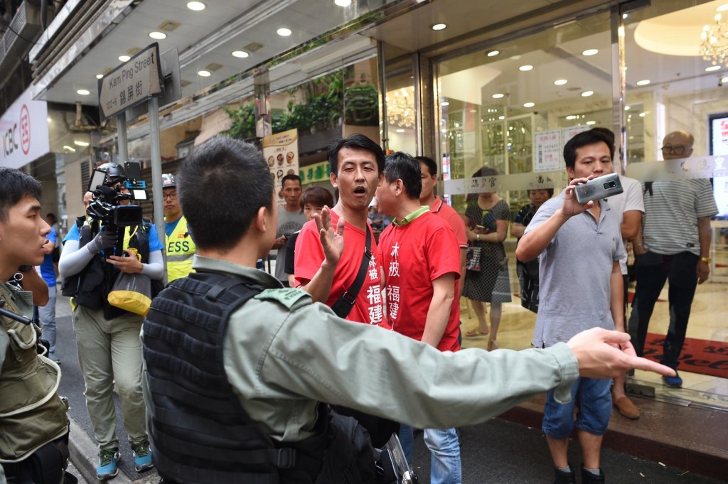 北角紅衣人涉追打市民。