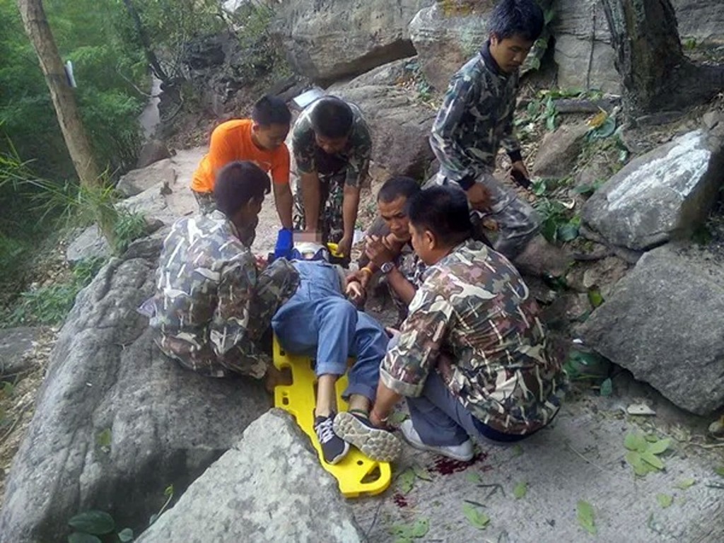 墜落崖下的妻子被救援人員找到。