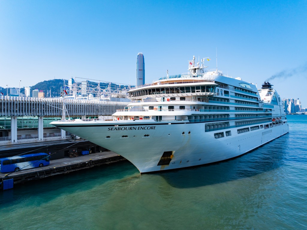 停泊於尖沙咀海運碼頭的「銀海詩語號」（左）及「Seabourn Encore」（右）。旅發局