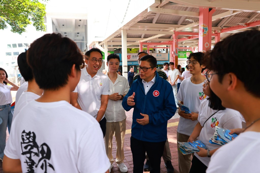 鄧炳強到中環碼頭支持選舉街站,剛好遇到一班「首投族」,了解到他們希望青年聲音被聽見。 鄧炳強到中環碼頭支持選舉街站,剛好遇到一班「首投族」,了解到他們希望青年聲音被聽見。