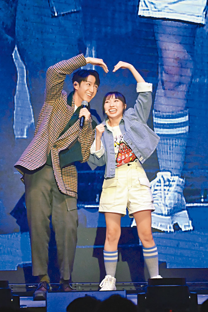 Jay孖麗英甜蜜派心心並高呼「愛」。
