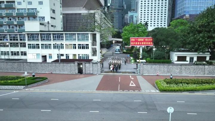 駐港部隊三軍儀仗隊昂首闊步從中環軍營護旗而出。「香江礪劍」圖片