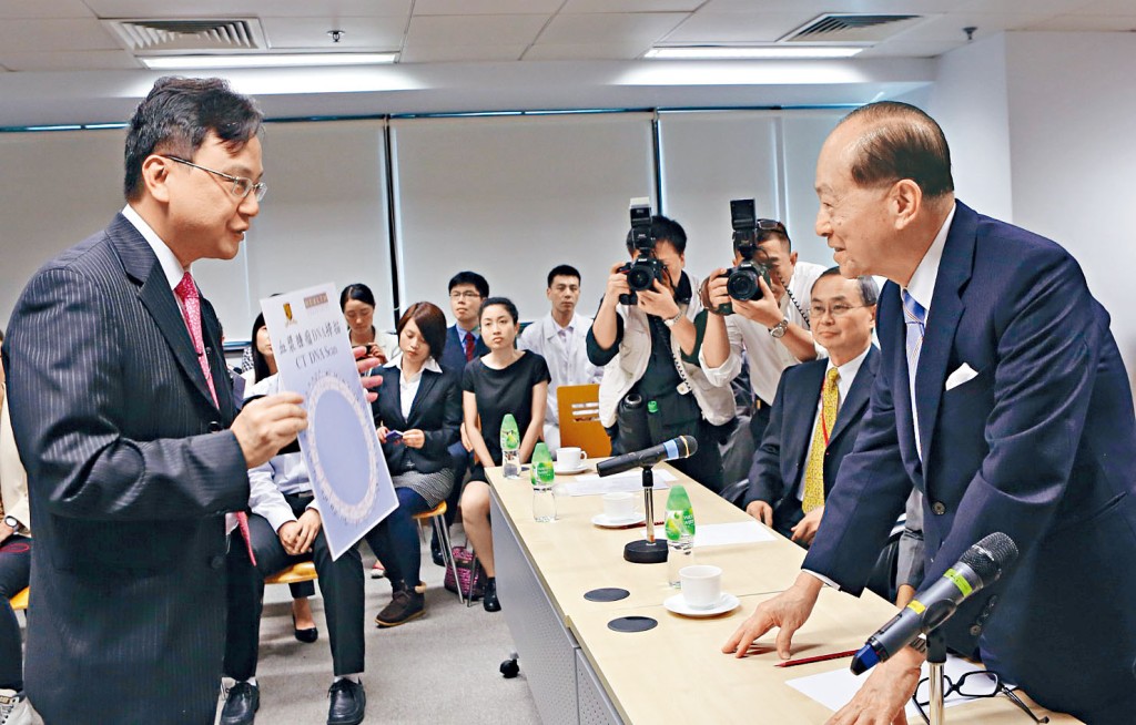 ■卢煜明（左）向基金会主席李嘉诚（右一）介绍利用血浆作癌症检测的先进技术。