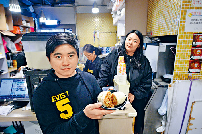 「豆漿大王」老闆馬先生繼承父親手藝，自立門戶開設豆漿店。