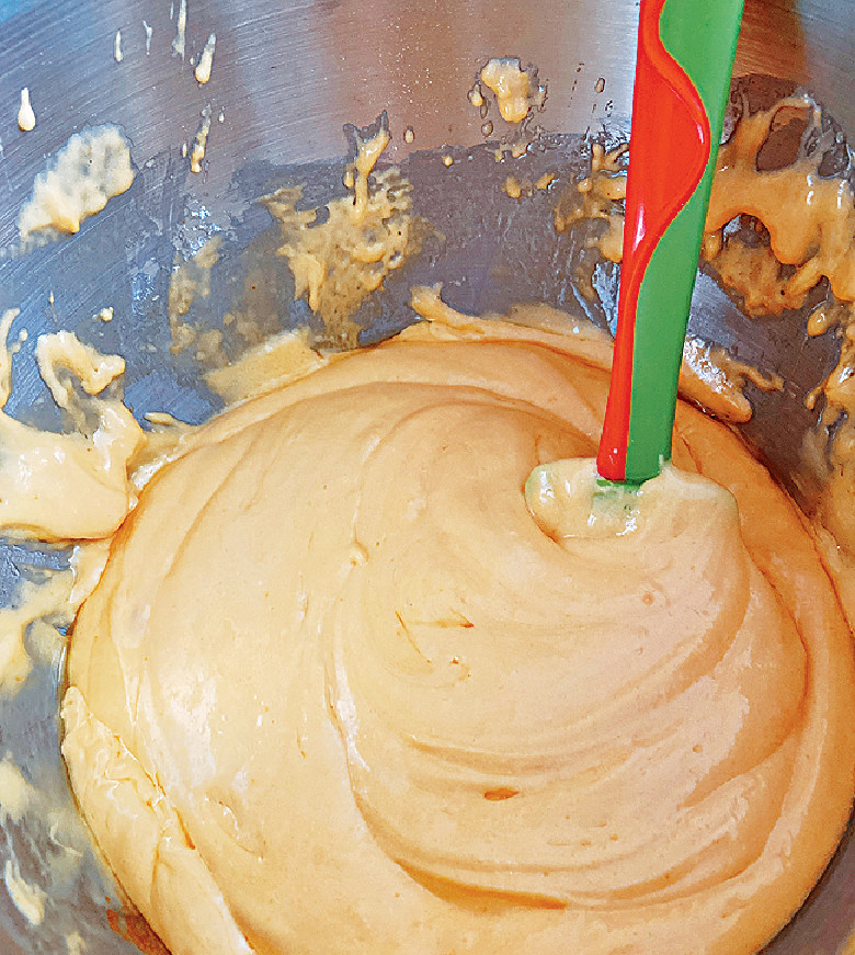 6.　先將牛油掃上長形蛋糕模（約23cm長）再撲麵粉，確保出爐的蛋糕順利脫模。