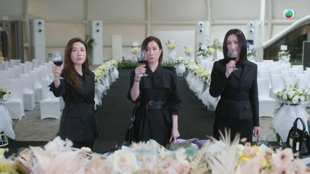 李施嬅、佘詩曼、高海寧送別於第二季一開篇便殉職的馬國明。 李施嬅、佘詩曼、高海寧送別於第二季一開篇便殉職的馬國明。