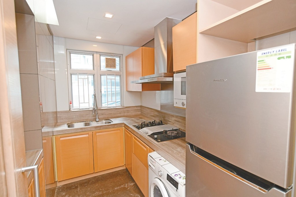 廚房設有廚櫃和層架，貯物空間充裕。