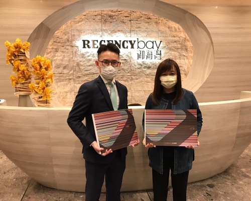 新地張卓秀敏（右）指，屯門御海灣今日上載樓書，有機會周內開價。(左為林青龍)
