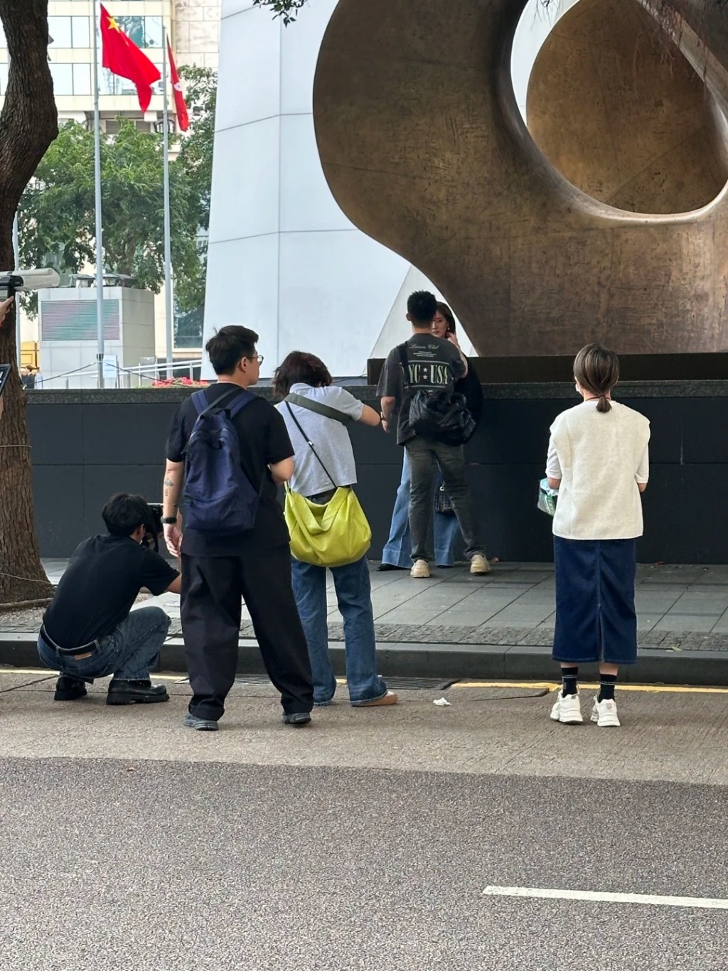 不過，有眼利網民就留意到吳千語全程單手插袋且神色凝重，有幾分「黑面神」的感覺，更在工作人員靠近時擰歪面，一臉不悅的樣子。