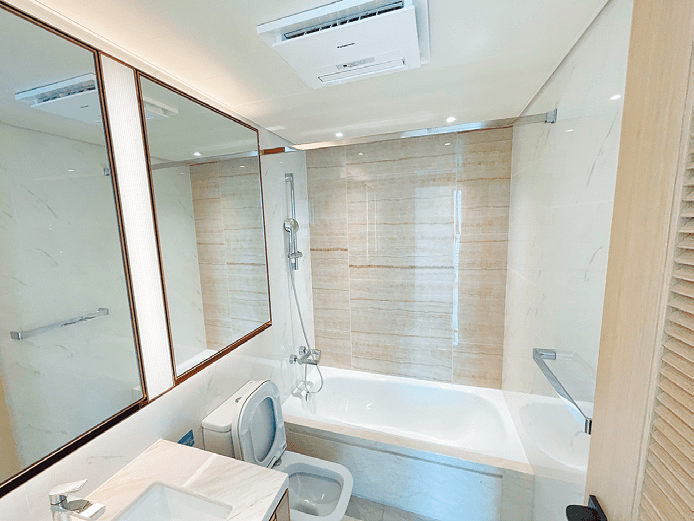 浴室附双镜柜可收纳洗漱用品，亦设有浴缸及淋浴设备。