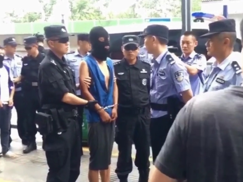 合肥特警支隊黑豹突擊隊近50名隊員荷槍實彈,押解5名疑犯指認現場。 網圖