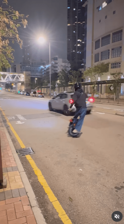 男子經常上載於馬路駕駛電動可移動工具的片段，可謂險象環生。Instagram截圖