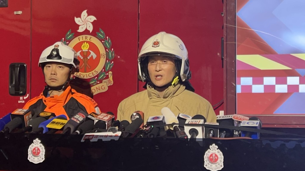 消防處副處長（行動）陳慶勇今日（28日）凌晨表示，滅火行動大致完成，現時僅餘四個單位仍在撲救，其餘地方正灑水降溫，避免「死灰復燃」。蔡楚輝攝