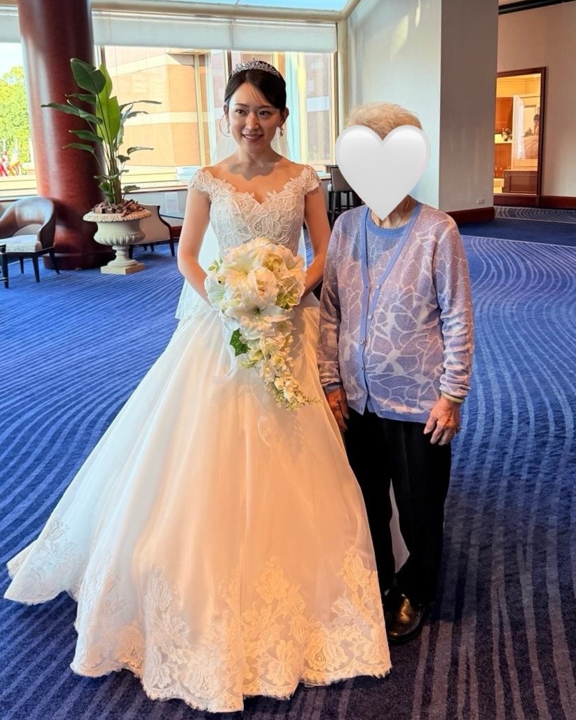 丈夫的93歲嫲嫲專程從香港赴日觀禮，與孫媳婦內田真由美溫馨合影。