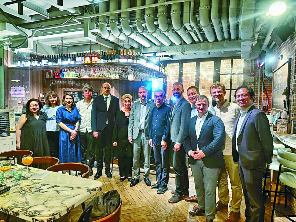 以波蘭食材在港開業的西班牙餐廳Que Pasa，香港中樂團在大會堂演出後曾到此聚餐。