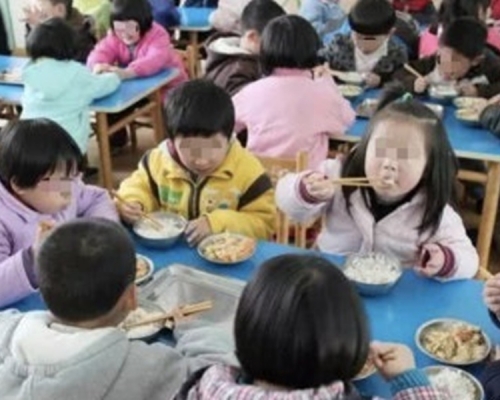 幼稚園老師嫌小朋友吃飯慢要去廁所食,教育局:孩子自願。網圖
