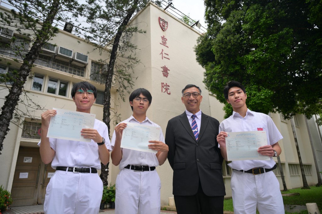 DSE放榜2026|皇仁书院今年诞生3位DSE状元,当中包括一位超级状元。(左)状元 唐明德、(中) 超级状元 吴家颖、(中)校长陈祥伟、(右) 状元 赵汝谦(摄:苏正谦) DSE放榜2026|皇仁书院今年诞生3位DSE状元,当中包括一位超级状元。(左)状元 唐明德、(中) 超级状元 吴家颖、(中)校长陈祥伟、(右) 状元 赵汝谦(摄:苏正谦)